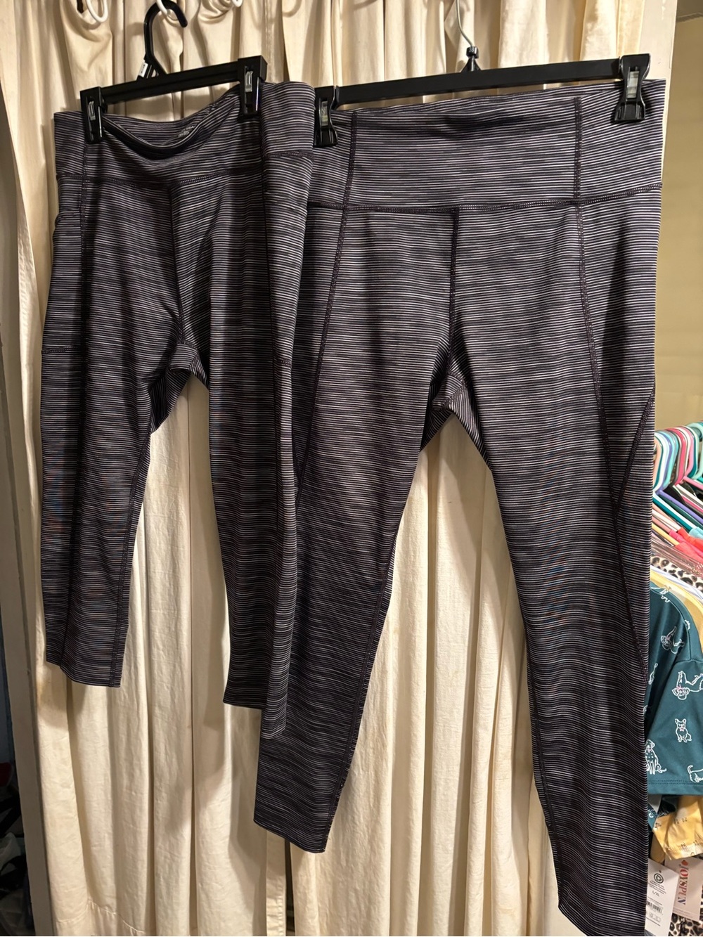 Women’s Performance Capri Leggings in Heathered Navy